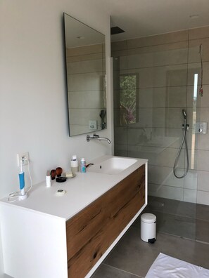 Haartrockner, Handtücher, Toilettenpapier