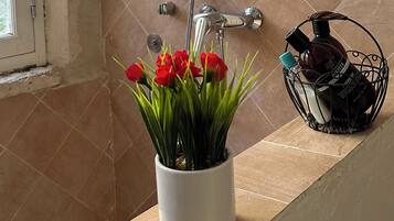 Een haardroger, handdoeken