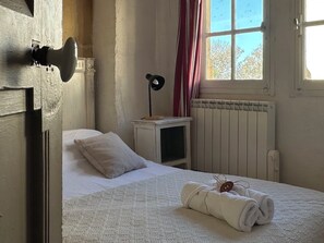3 bedrooms, iron/ironing board, travel cot, Internet