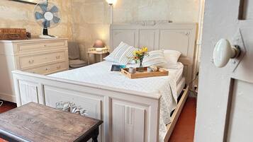 3 slaapkamers, een strijkplank/strijkijzer, reisbedje, internet