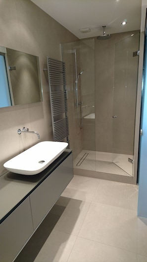 Een douche, een haardroger, handdoeken, toiletpapier