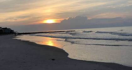 Varaa nyt, uudet keväthinnat. UUSI PELIHUONE. VAIN 200 askelta rannalle!