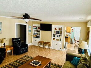 Smart TV, table football, ping pong, books - Discounted Rates for June 2026 and August 2026 (Folly Beach)