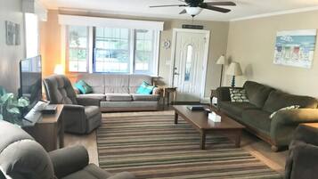 Smart-TV, fotballspill, bordtennis og bøker