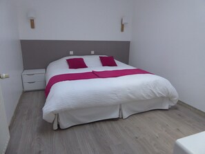 2 soverom, skrivebord, strykejern/-brett og reiseseng for barn