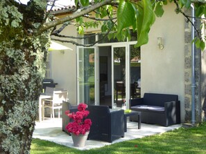 An outdoor patio with a dining area, a sofa, and a potted plant. - La Vigneraie de Laura - Cottage 4 * Between Vines & Oaks  (Sainte-Colombe)