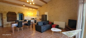 Smart-TV, DVD-spiller, bøker og kontorer