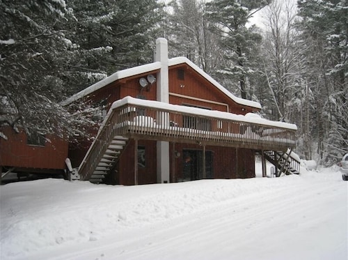 Killington Skiers/Snowmobilers/MountainBikers Dream with Outdoor Jacuzzi + Wi-Fi