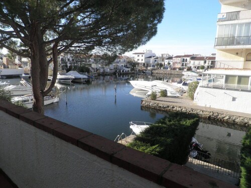 Jolie maison sur l´eau avec terrasse, patio, barbecue, garage et alarme.