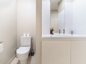 Ducha, secador de pelo y toallas