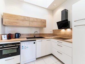 Een koelkast, een magnetron, een oven, een vaatwasser