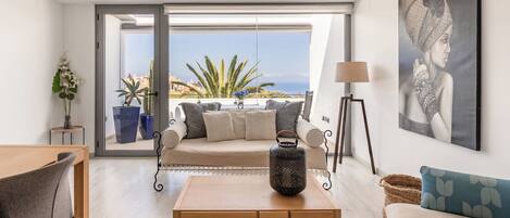 Una televisión, libros