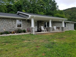 Exterior - SPACIOUS LUXURY LODGE, 5 MIN TO SLOPES 2 FIREPLACES, POOLTABLE sleeps 16 (Banner Elk)