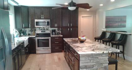 SPACIOUS LUXURY LODGE, 5 MIN TO SLOPES 2 FIREPLACES, POOLTABLE sleeps 16