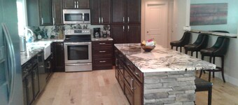 SPACIOUS LUXURY LODGE, 5 MIN TO SLOPES 2 FIREPLACES, POOLTABLE sleeps 16