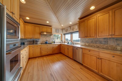 Bliss:}HotTub~A+OceanViews~Wildlife~FirePit~Cornhole~PingPong~Deck& Yard~DogOK~