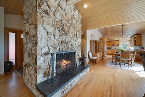 Interior - Bliss:~)A+OceanViews~HotTub~Wildlife~FirePit~Cornhole~PingPong~Deck& Yard~DogOK (Warrenton)