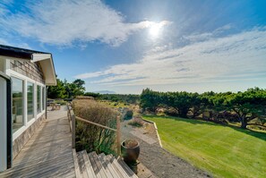 Terrace/patio - Bliss:~)A+OceanViews~HotTub~Wildlife~FirePit~Cornhole~PingPong~Deck& Yard~DogOK (Warrenton)