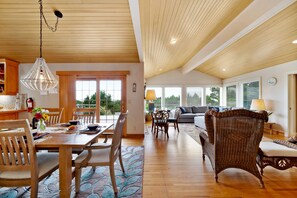 Interior - Bliss:~}HotTub~A+OceanViews~Wildlife~FirePit~Cornhole~PingPong~Deck& Yard~DogOK~ (Warrenton)