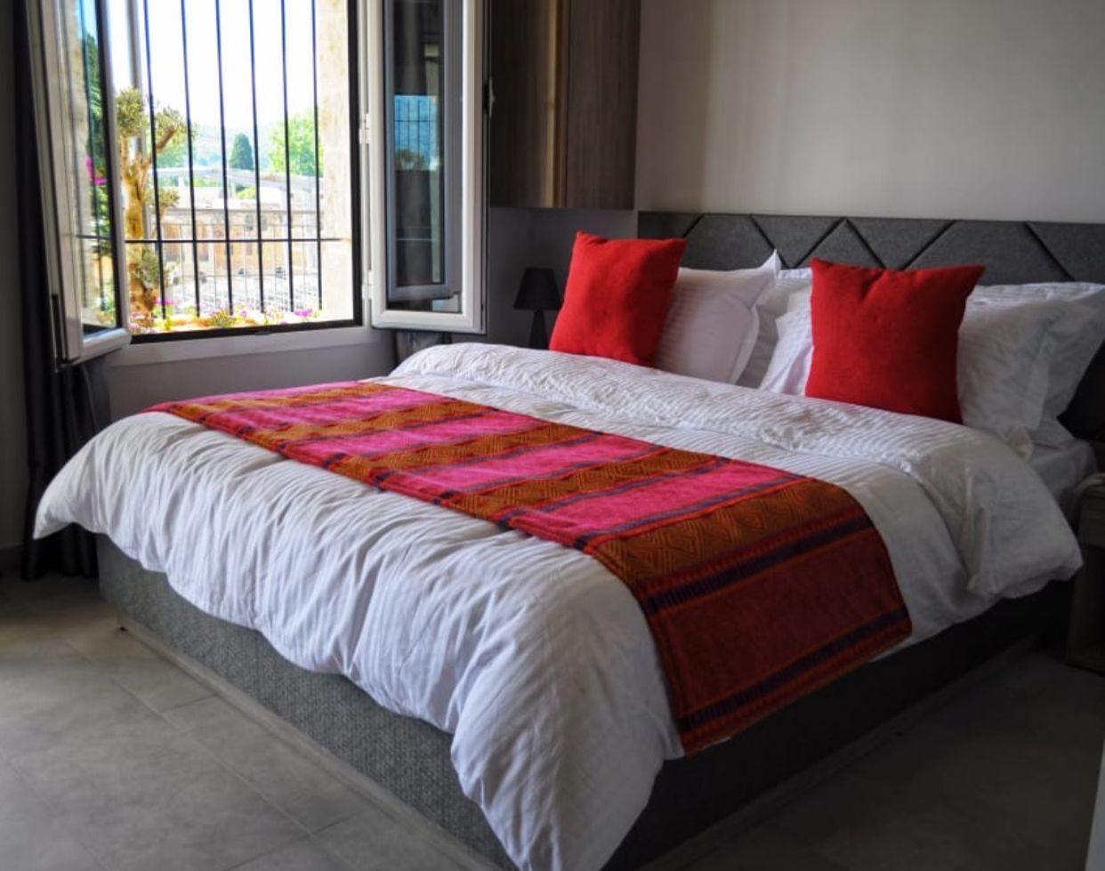 Comfort Suite, 1 Queen Bed, Mountain View | Egyptian cotton sheets, premium bedding, free minibar