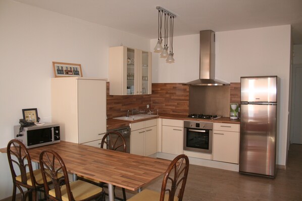 Fridge, microwave, dishwasher, coffee/tea maker