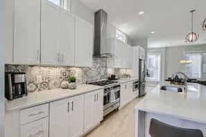 冷蔵庫、電子レンジ、コンロ、食器洗い機