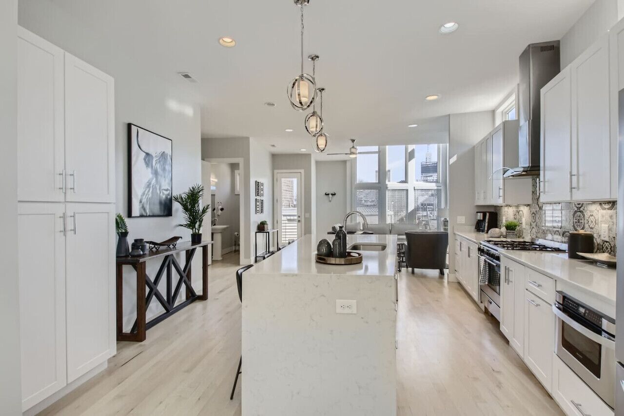 Réfrigérateur, micro-ondes, plaque de cuisson, lave-vaisselle