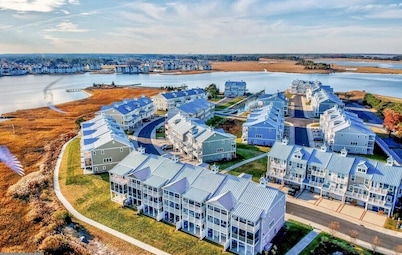 Bay access, boat slip, pool, sleeps 12, pet friendly and near the beach.  