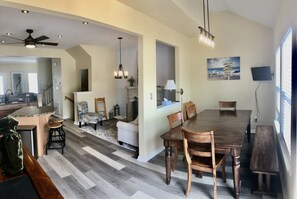 Dining - Bay access, boat slip, pool, sleeps 12, pet friendly and near the beach.   (Ocean View)