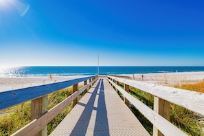 On the beach - The Oasis 1606 | Spacious, Lazy River, Poolside Grill, New Splash Pad, Pool with Slide! (Orange Beach)