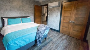 2 soverom, skrivebord, strykejern/-brett og reiseseng for barn