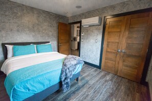 2 bedrooms, desk, iron/ironing board, travel crib - The Nest on Birch, Downtown Walla Walla (Walla Walla)