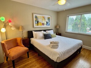 2 bedrooms, iron/ironing board, free WiFi, bed sheets - NEW REMODEL. Luxury Creekside Open Plan Bungalow. Near Red Rocks/Downtown. (Lakewood)