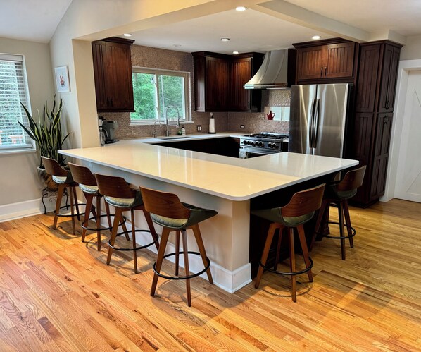 Fridge, microwave, oven, stovetop - NEW REMODEL. Luxury Creekside Open Plan Bungalow. Near Red Rocks/Downtown. (Lakewood)