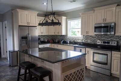 Spacious property, perfect for large group trips - 5 minutes to Broadway