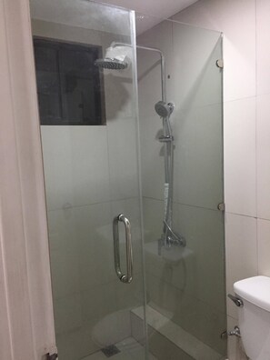 Douche, sèche-cheveux, serviettes fournies