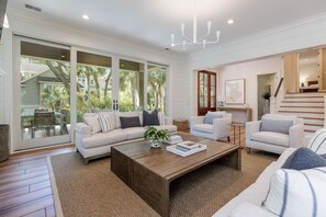 Smart TV, chimenea, mesa de ping pong