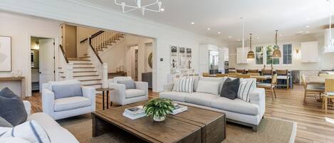 Smart-tv, een open haard en een tafeltennistafel