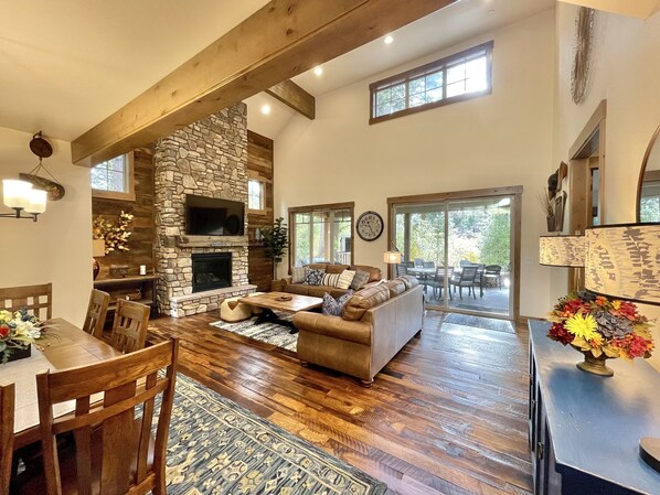 Smart TV, fireplace, ping pong, books