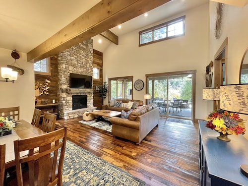 Suncadia Private Home Sleeps12, Fire Pit, Hot Tub, Pets, FreeBikes, 5StarReviews