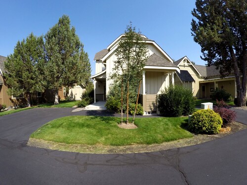 Desert Sky, Eagle Crest Home. Golf on site, close to pool