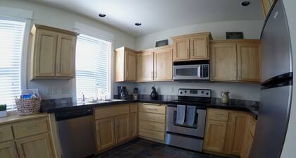 Desert Sky, Eagle Crest Home. Golf on site, close to pool