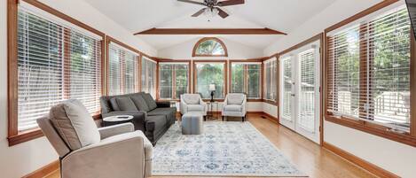 Älytelevisio, takka, DVD-soitin, kirjoja