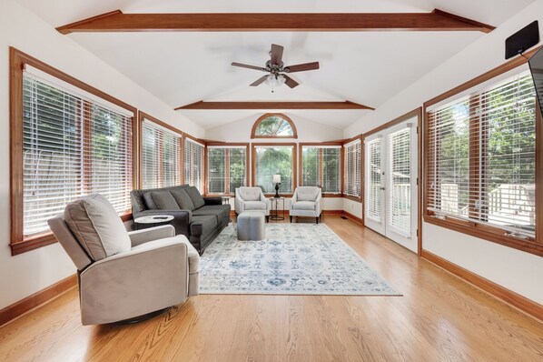 Téléviseur connecté, foyer, lecteur de DVD, livres