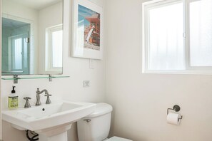 Shower, hair dryer, towels, soap - Ocean Front Paradise on Mission Beach Boardwalk - Downstairs Unit 4007 (San Diego)