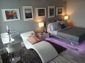 Iron/ironing board, WiFi, bed sheets, wheelchair access