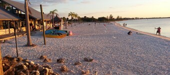 Georgeous Water Getaway, totalmente renovada para su disfrute