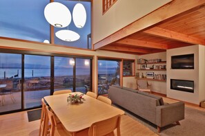 Interior - KINGFISHER BEACH HOUSE -  Ideal for both Langley Mystery Weekend and Musselfest! (Clinton)