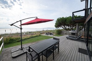 Outdoor dining - KINGFISHER BEACH HOUSE -  Ideal for both Langley Mystery Weekend and Musselfest! (Clinton)