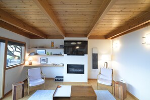 Smart TV, fireplace, books, music library - KINGFISHER BEACH HOUSE -  Ideal for both Langley Mystery Weekend and Musselfest! (Clinton)